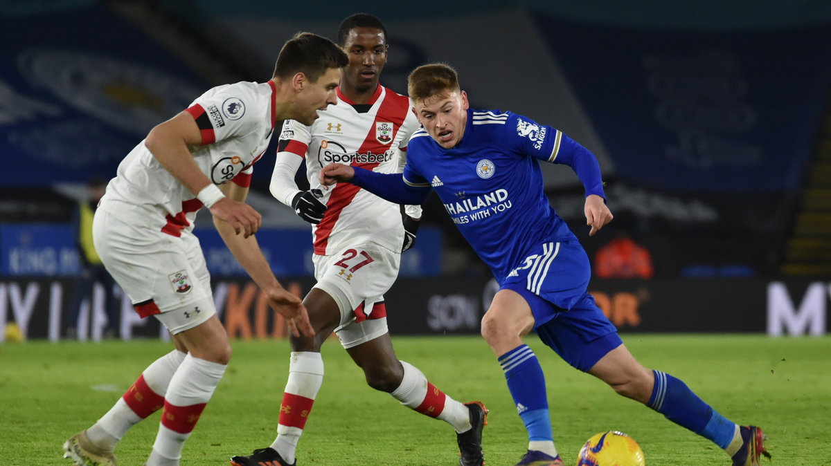 Jan Bednarek w meczu z Leicester City