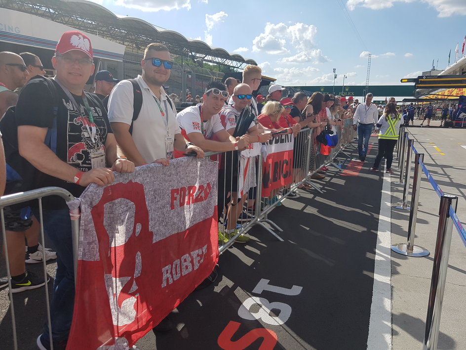 Polacy kibice byli jedną z najliczniejszych grup podczas spaceru na pitlane