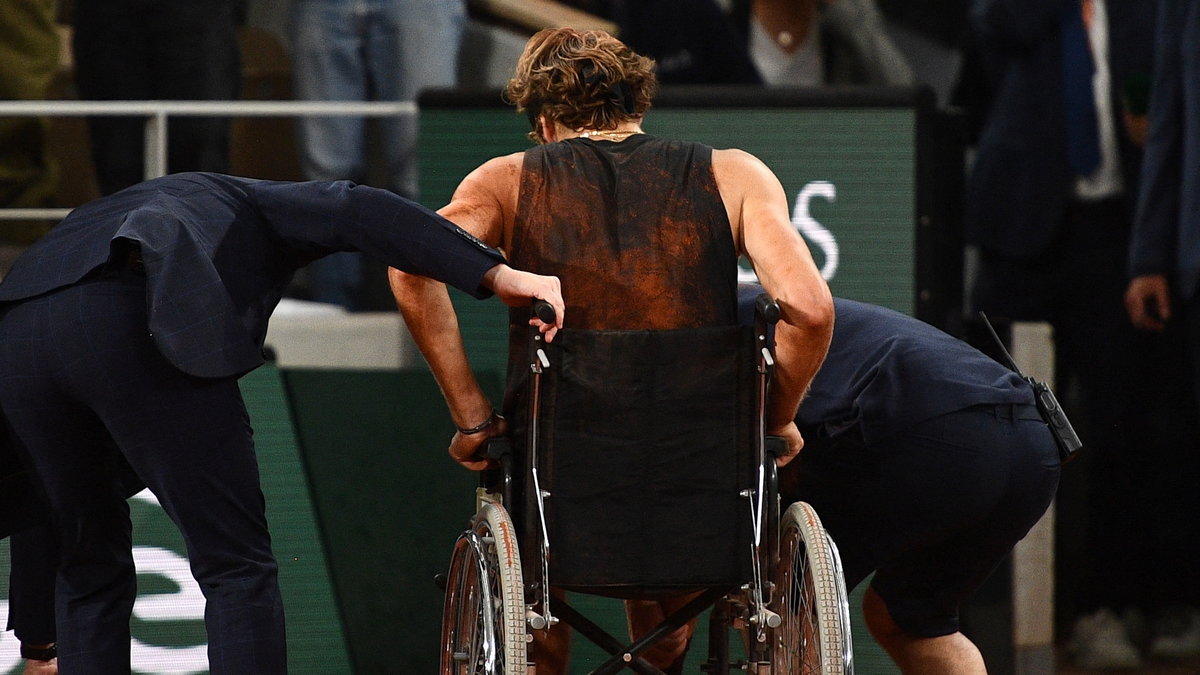 Alexander Zverev opuszczający kort na wózku inwalidzkim