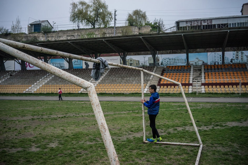 Podupadły stadion w Stepanakercie, stolicy Górskiego Karabachu