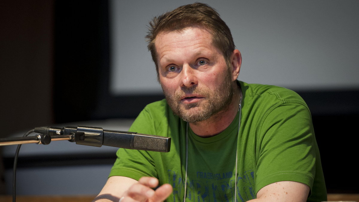 Uli Borowka reads in a juvenile detention facility