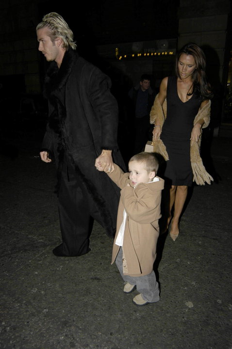 Brooklyn Beckham z rodzicami w 2002 roku