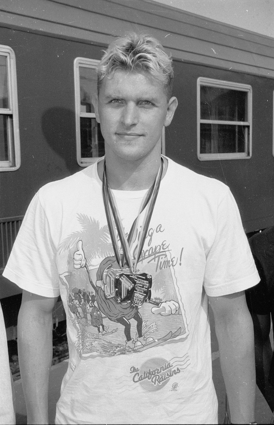 Artur Wojdat po powrocie do kraju z ME w 1989 roku. W Bonn zdobył złoto na 400 m stylem dowolnym.