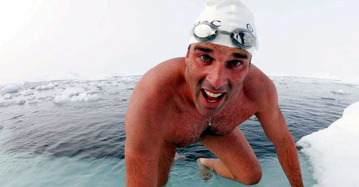 Co za plan! Przepłynie 100 km wśród rekinów. Znamy szczegóły