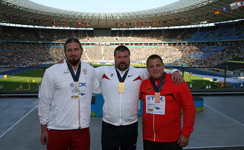 Tomasz Majewski ze srebrnym medalem, zdobytym podczas rozgrywanych w Berlinie w 2009 roku lekkoatletycznych mistrzostw świata. Lepszy od Polaka okazał się tylko Amerykanin Christian Cantwell (w środku), brązowy medal niespodziewanie zdobył reprezentant gospodarzy Ralf Bartels. 