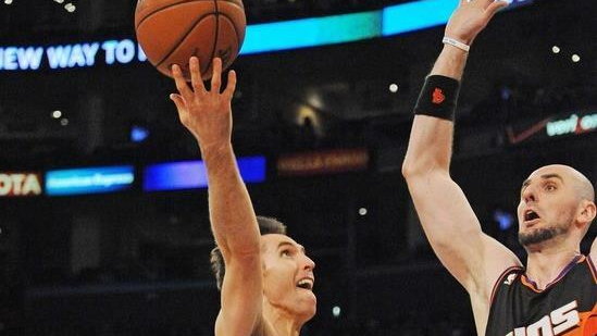 Marcin Gortat blokuje Steve'a Nasha w meczu Suns - Lakers 