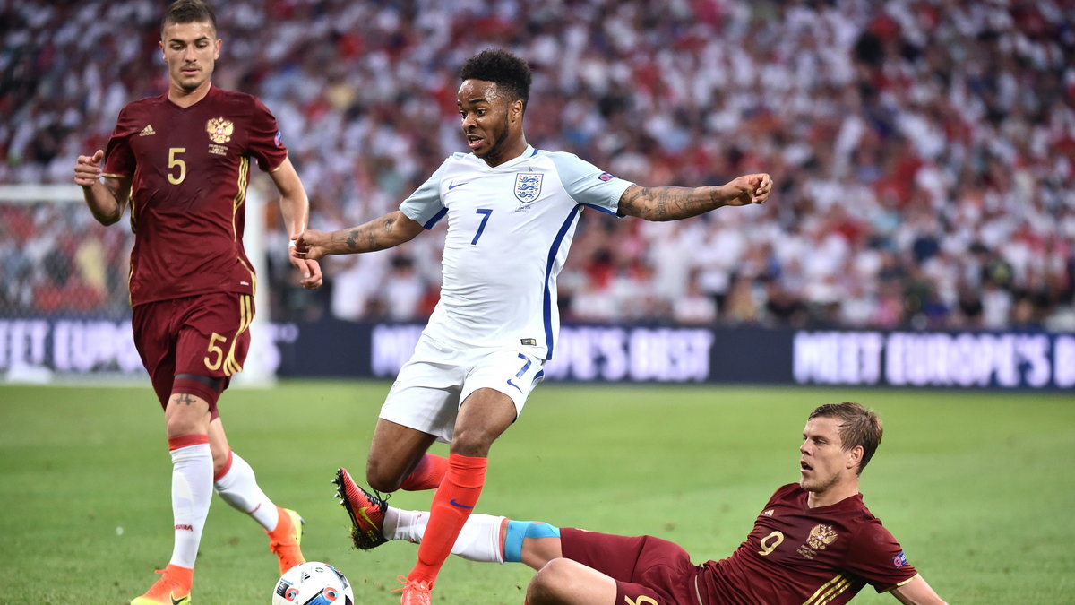 England's midfielder Raheem Sterling (C) dribbles past Russia's forward Alexander Kokorin (R) and Russia's midfielder Roman Neustaedter during the Euro 2016 group B football match between England and Russia at the Stade Velodrome in Marseille on June 11, 