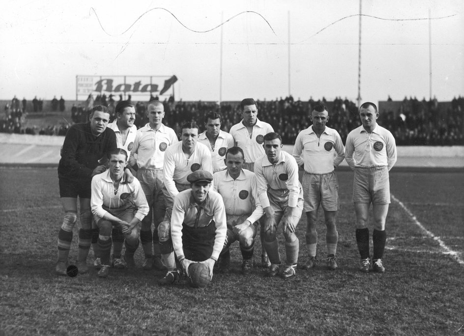 Ryszard Piec (kuca pierwszy z lewej) w barwach reprezentacji Śląska przed meczem Kraków - Śląsk o puchar Prezydenta RP na stadionie Wojska Polskiego im. Józefa Piłsudskiego w Warszawie w 1937 r.