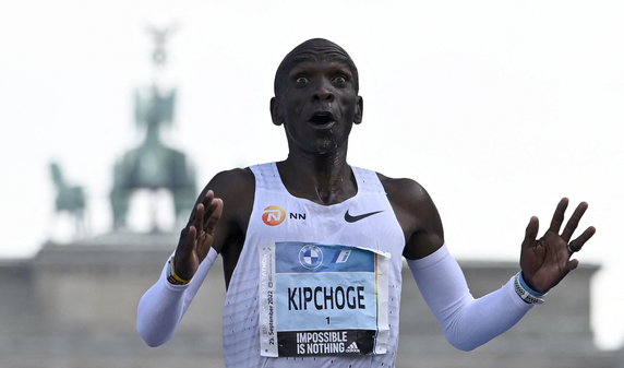 Eliud Kipchoge pobił poprzedni rekord świata o 30 sekund