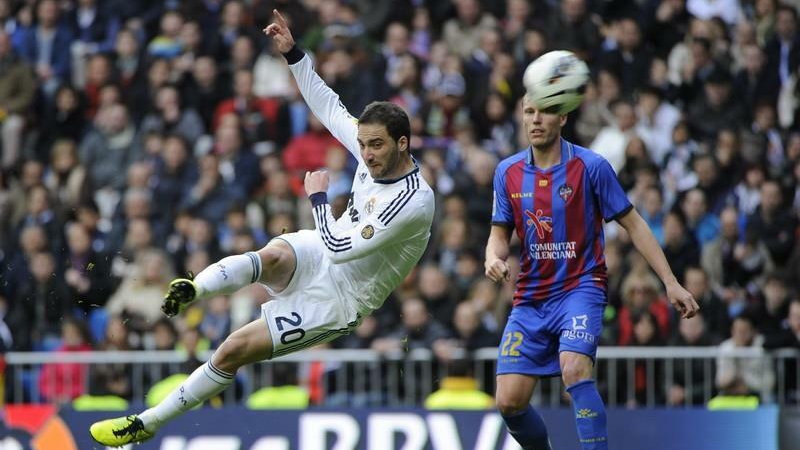 Gonzalo Higuain strzela gola w meczu Real Madryt - Levante 