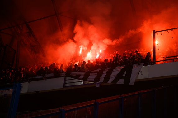 Race rzucane na murawę boiska przez kibiców Lechii Gdańsk