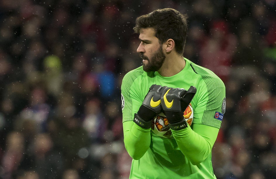 Alisson Becker (na zdjęciu), a także Roberto Firmino i Fabinho oraz Diogo Jota otrzymali powołania do reprezentacji Brazylii i Portugalii na marcowe zgrupowania reprezentacji. To oni mogą znajdują się na „czerwonej liście".