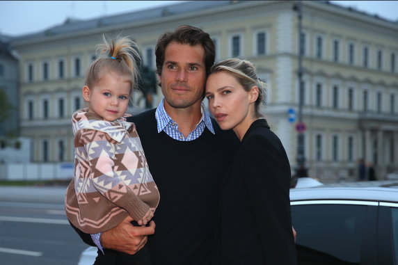 Tommy Haas i Sara Foster z córeczką