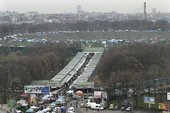 Stadion X lecia i kupcy na koronie oraz w jego otoczeniu