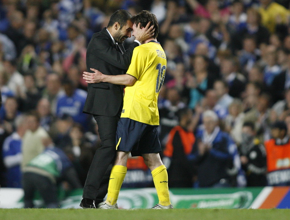 Pep Guardiola i Leo Messi po półfinale Ligi Mistrzów z Chelsea w sezonie 2008/2009