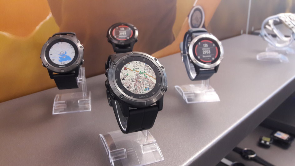 Zegarek Fenix 5x Plus (na pierwszym planie) jest na rynku od dwóch miesięcy