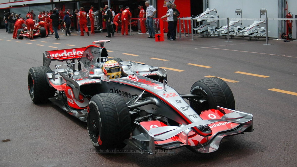 Lewis Hamilton w 2008 roku wygrał w Monako, choć nie on był najlepszy na torze. Po stracie tegorocznego zwycięstwa bilans się wyrównał., fot. www.facebook.com/cezarygutowskiofficial