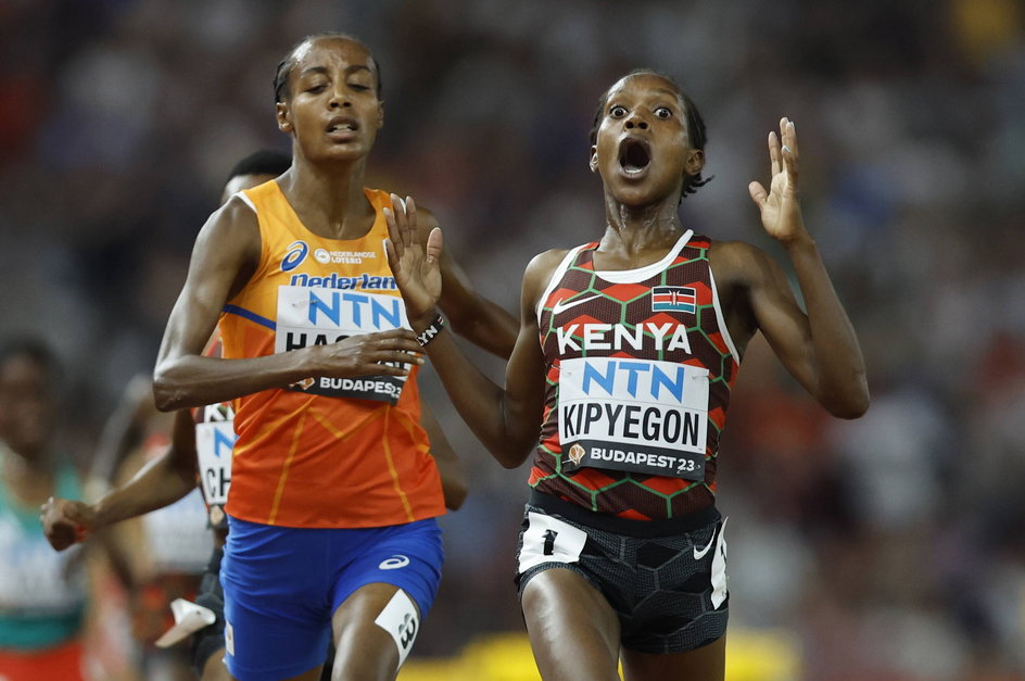 Faith Kipyegon kończy bieg na 5000 m podczas MŚ w Budapeszcie