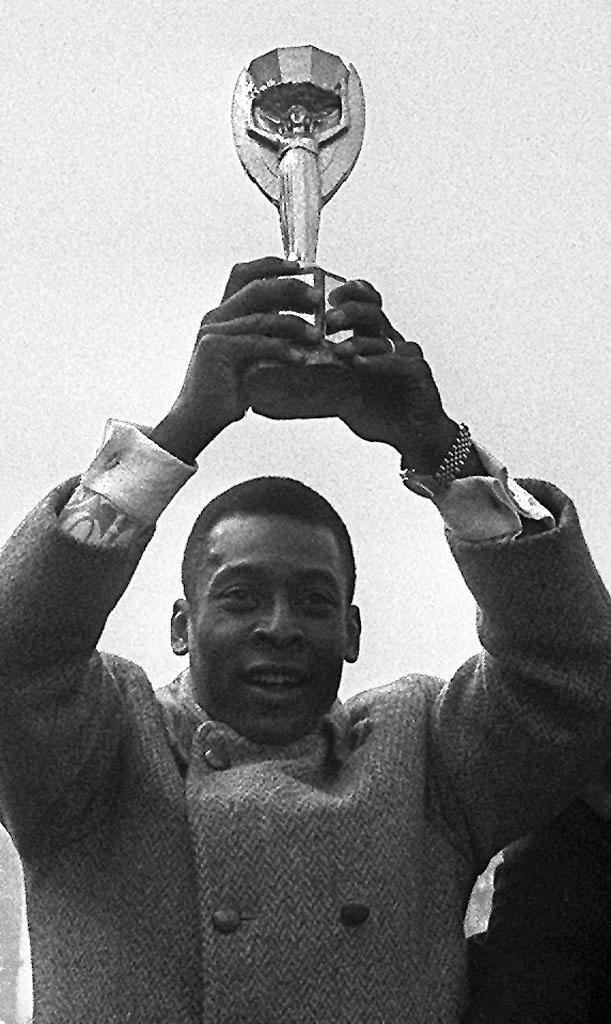 Pele z trofeum za mistrzostwo świata w 1970 r.