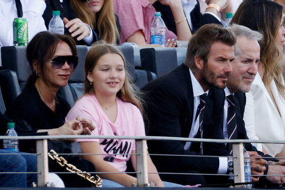 Harper Seven Beckham z rodzicami w kwietniu 2021 r. 