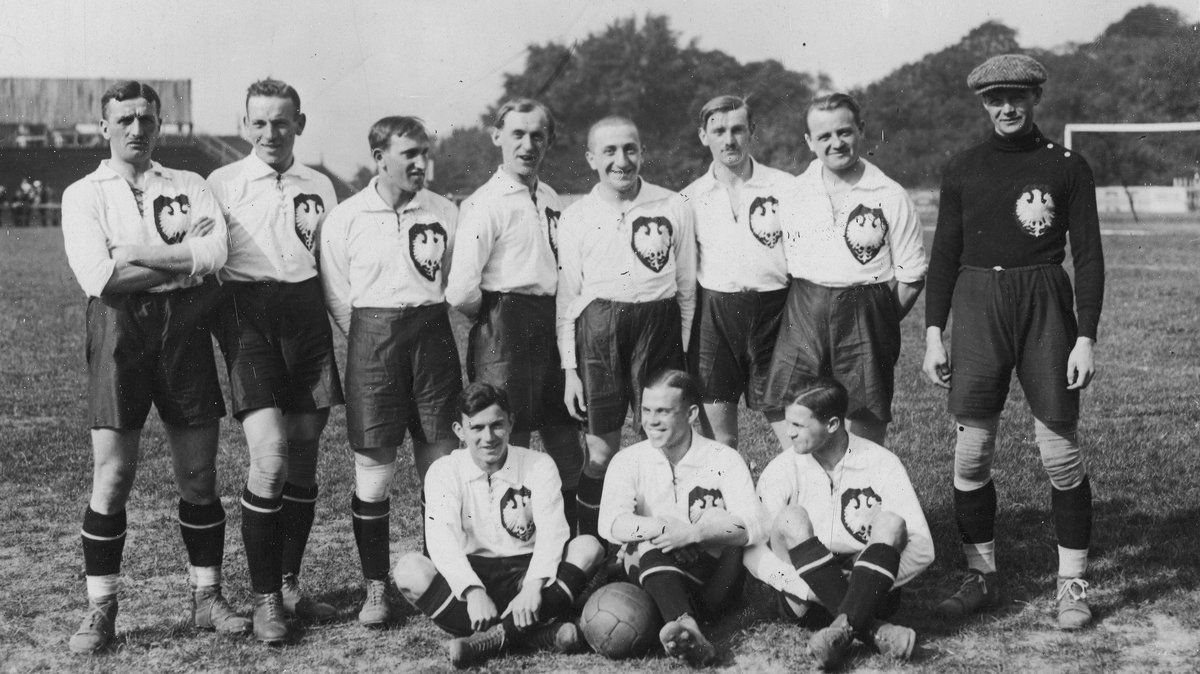 Polska na IO w 1924 r.. Stoją od prawej: M. Wiśniewski (Wisła K.), M. Batsch (Pogoń), W. Kuchar (Pogoń), L. Sperling (Cracovia), W. Cyl (ŁKS), J. Kałuża (Cracovia), H. Reyman (Wisła K.), S. Fryc (Cracovia). Siedzą: S. Cikowski (Cracovia), Z. Styczeń (Wisła K.), M. Spoida (Warta).