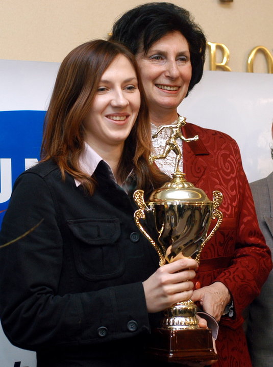 Monika Pyrek w 2004 roku (za nią Irena Szewińska)