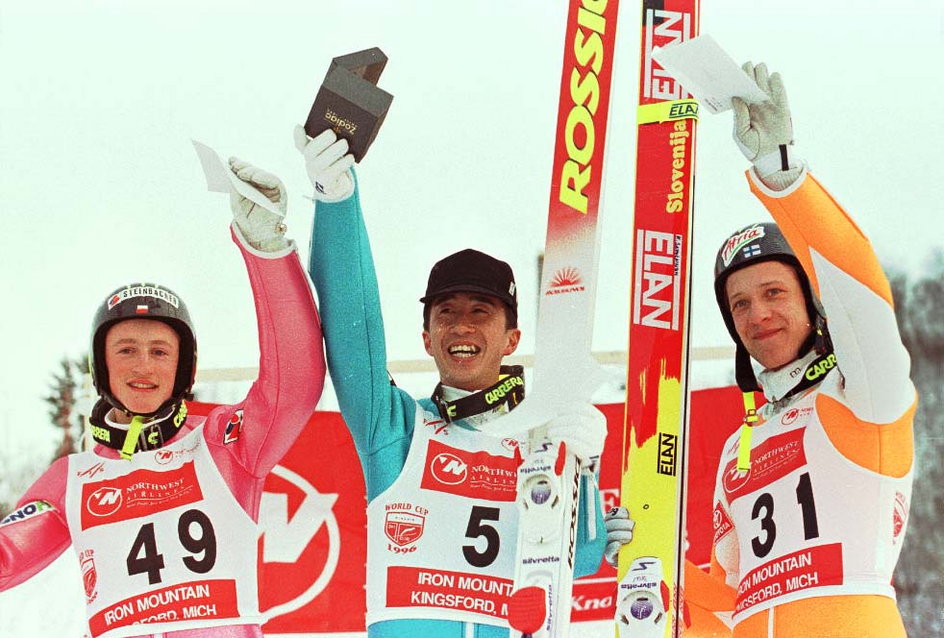 Luty 1996. Adam Małysz, Masahiko Harada oraz Fin Kimmo Savolainen na podium w Iron Mountain