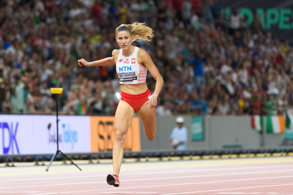 Natalia Kaczmarek przekracza metę biegu na 400 m w finale MŚ w Budapeszcie.