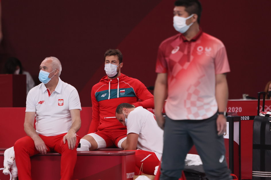 Michał Kubiak opatrywany przez fizjoterapeutę podczas igrzysk w Tokio