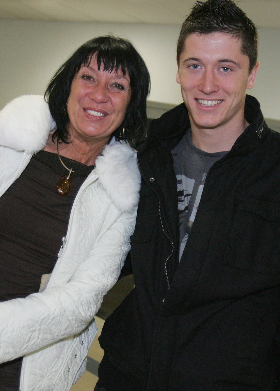 Robert Lewandowski mit seiner Mutter im Jahr 2008.