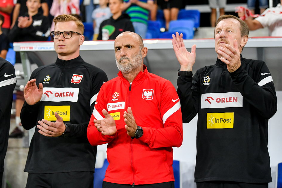 Józef Młynarczyk (z prawej) jako trener bramkarzy w reprezentacji U-21 Michała Probierza