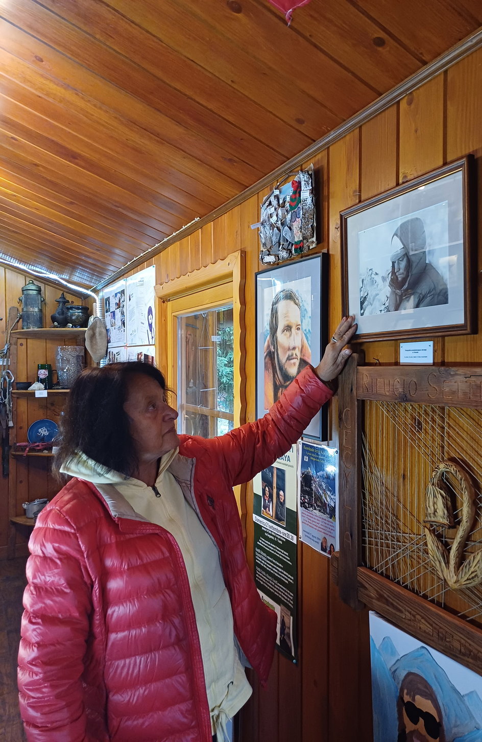 Cecylia Kukuczka z czułością wskazuje ulubione zdjęcie jej męża z pobytu w Tatrach jako młody chłopak.