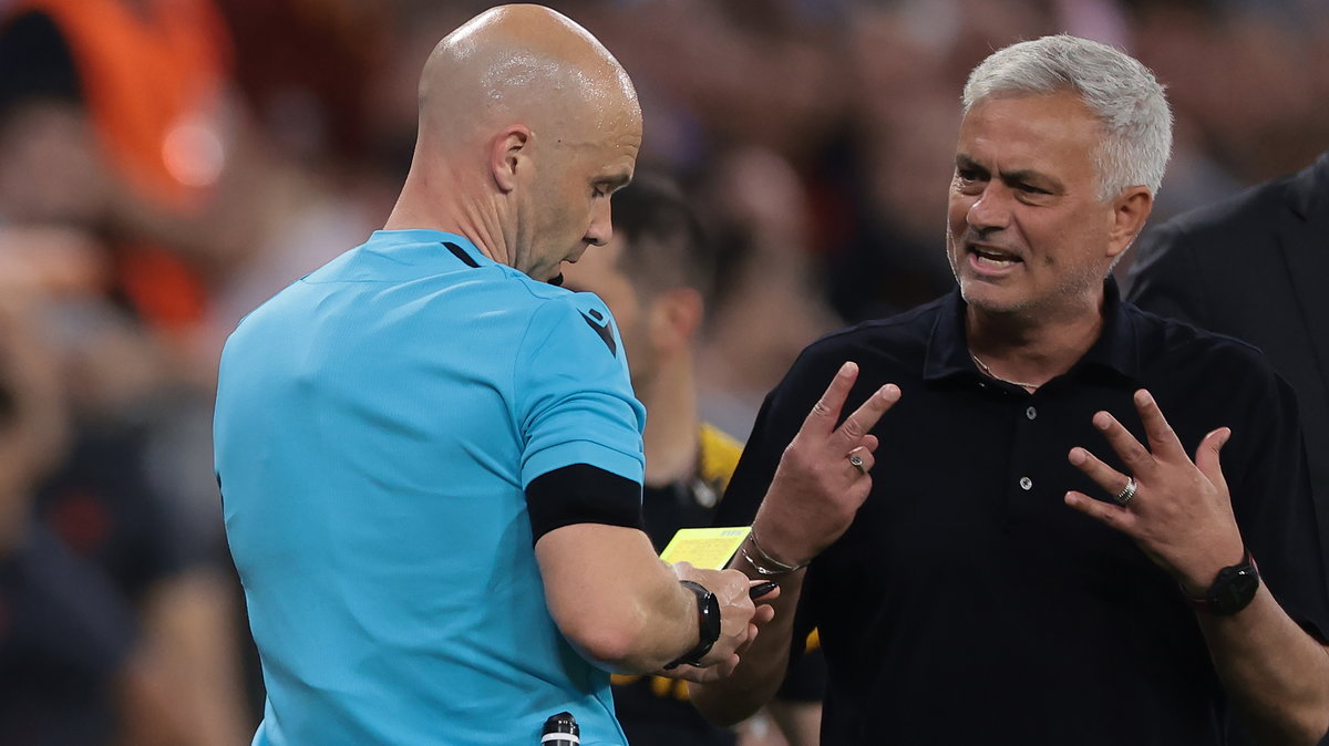 Sędzia Anthony Taylor i Jose Mourinho