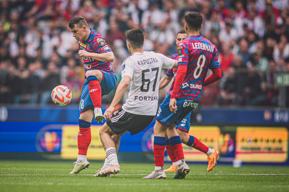 Władysław Koczergin (z lewej) w finale Pucharu Polski przeciwko Legii