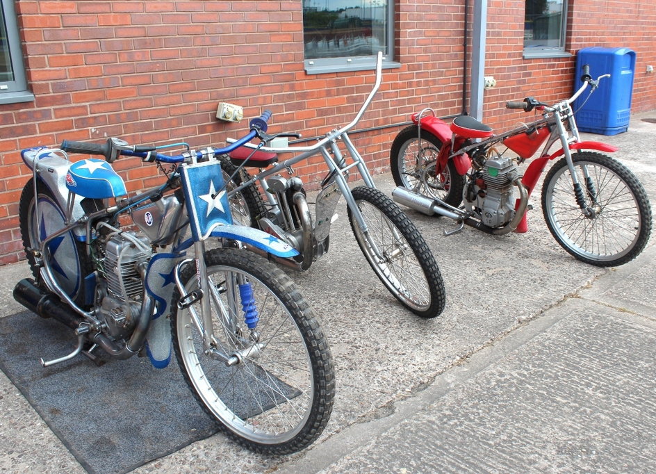 Wystawa starych motocykli, w tym JAP-a (w środku)