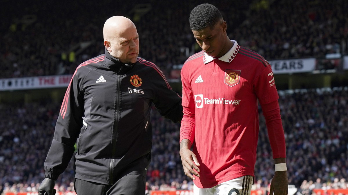 Marcus Rashford z członkiem sztabu medycznego