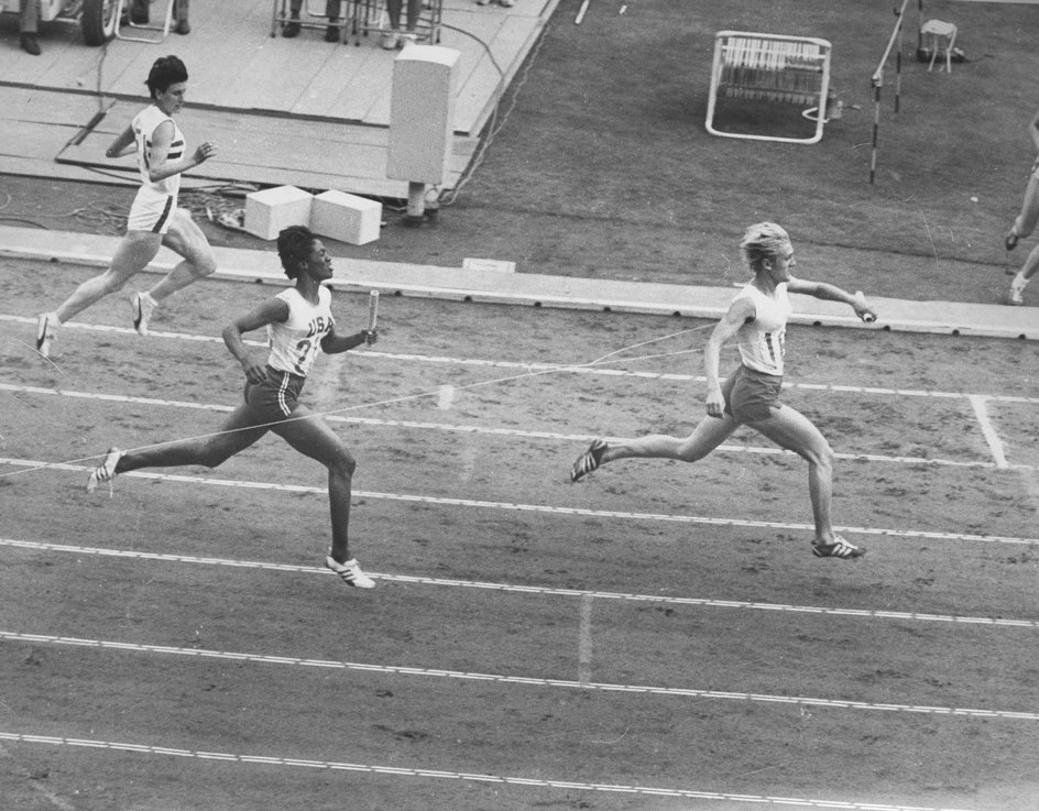 Tokio 1964, finisz Ewy Kłobukowskiej w biegu sztafetowym 4x100 m. 