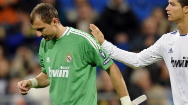 Jerzy Dudek (L) i Cristiano Ronaldo (P)