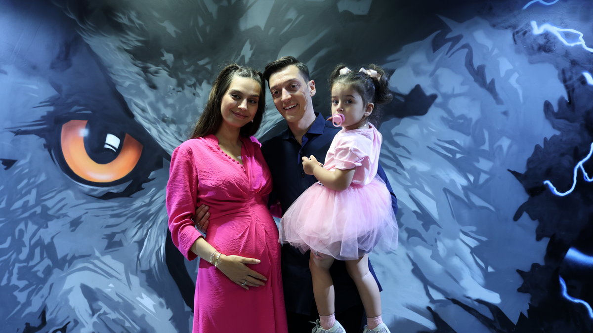 Mesut Oezil z żoną i starszą córką