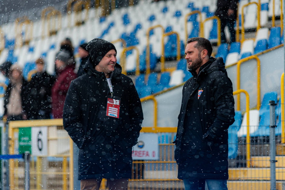Konrad Kołakowski (z lewej) pracował w Górniku do grudnia 2023. Tu na zdjęciu z byłym trenerem zabrzan Bartoschem Gaulem