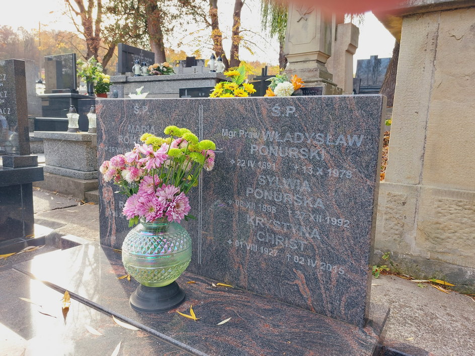 Grobowiec, w którym spoczywa Władysław Ponurski, znajduje się na cmentarzu komunalnym w Myślenicach przy ulicy Niepodległości