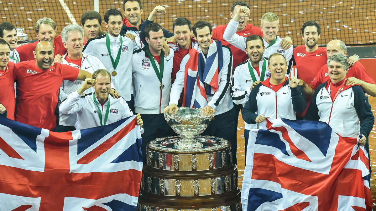 Britain's Jamie Murray (TOP, L), Britain's James Ward (TOP, 4-L), Britain's Dominic Inglot (Bottom, L), Britain's captain Leon Smith (C-L), Britain's Andy Murray (C-R), Britain's Kyle Edmund (TOP, 3-R) and Britain's Daniel Evans (BOTTOM, 3-R) pose with ot