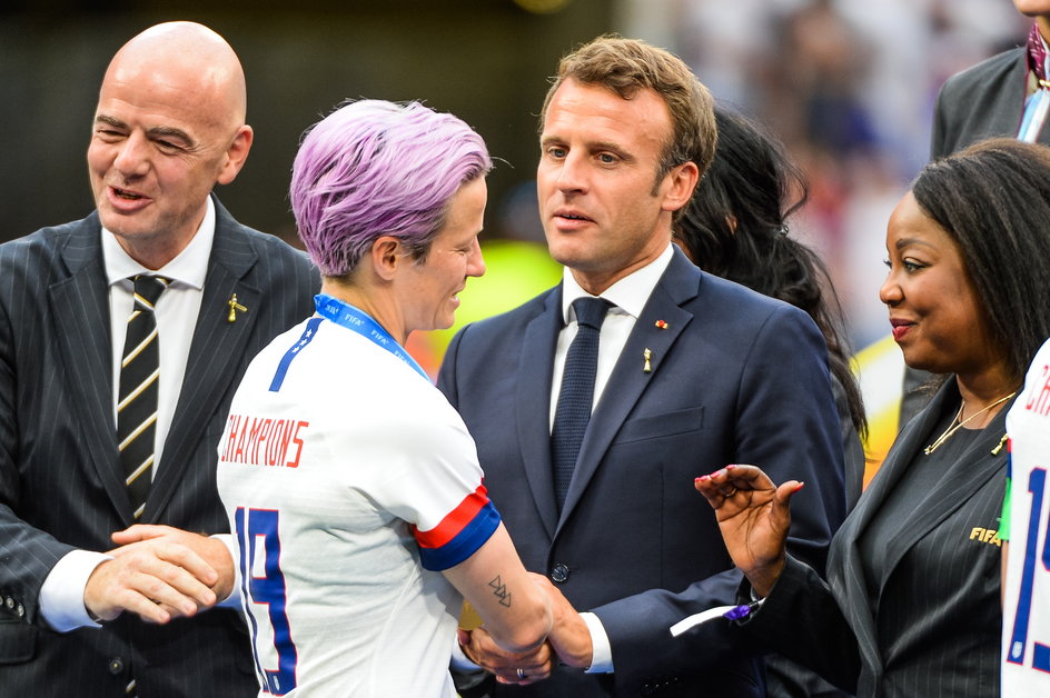 Megan Rapinoe po odebraniu złotego medalu za wygranie mundialu w 2019 r. Gratulacje od prezydenta Francji Emmanuela Macrona