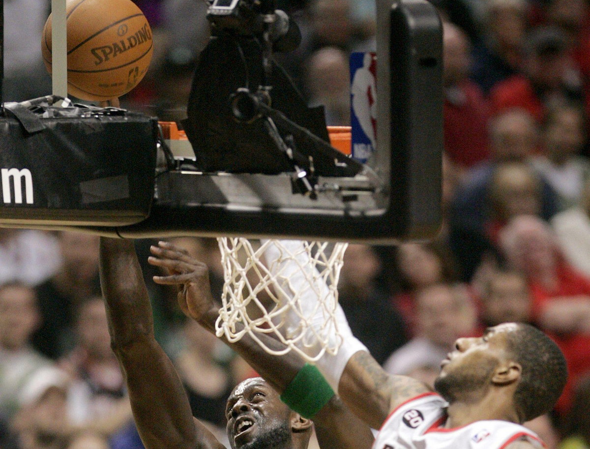 LaMarcus Aldridge (L) rzucił Bostonowi 40 punktów