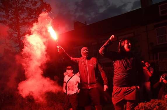 epa08509626 - BRITAIN SOCCER ENGLISH PREMIER LEAGUE (Liverpool fans ecstatic as Man City's loss versus Chelsea crowns them Premier League champions)