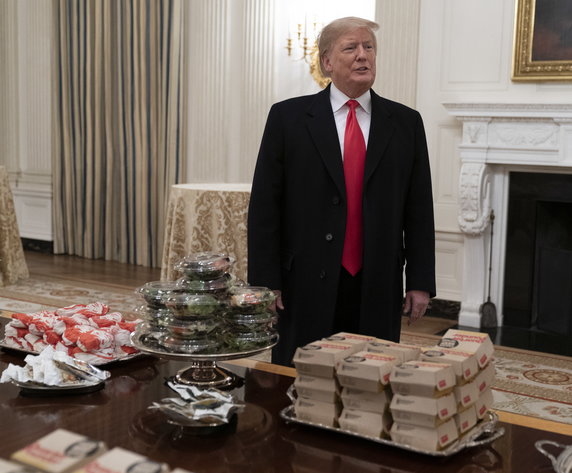 epa07284511 - USA TRUMP (United States President Donald J. Trump presents fast food to be served to the Clemson Tigers during White House visit)