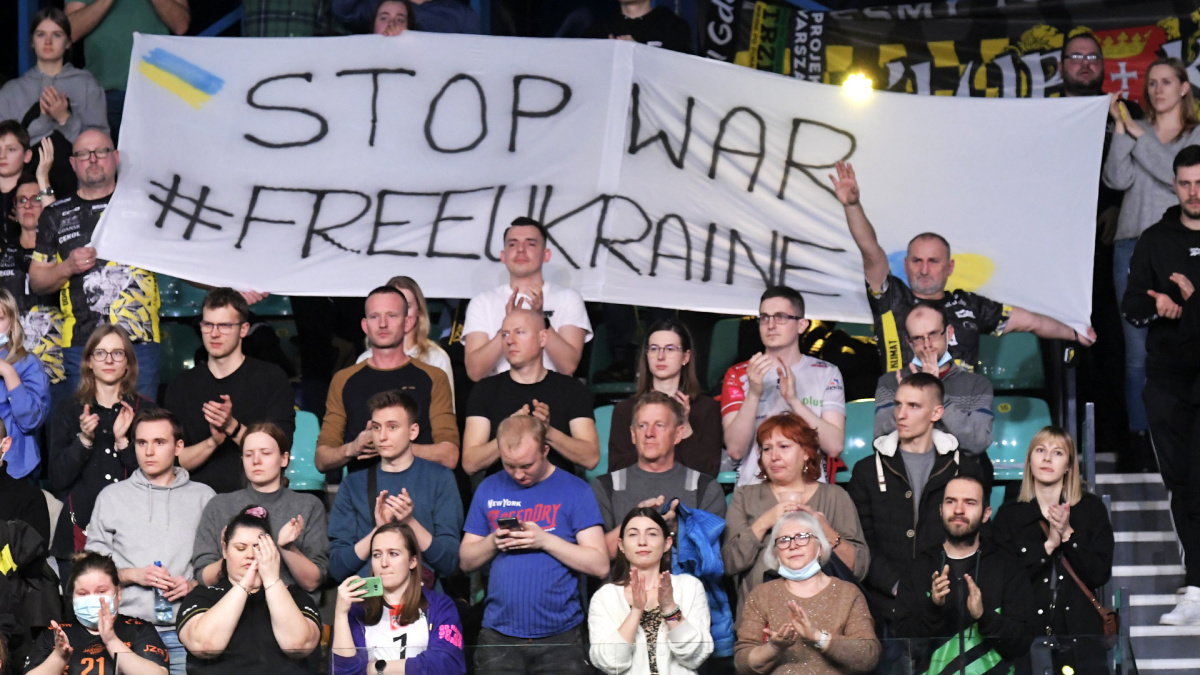 Kibice siatkówki w Polsce wspierają Ukrainę po rosyjskiej inwazji