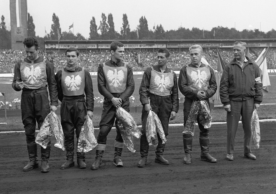 Polscy mistrzowie świata z 1966 roku. Edmund Migoś stoi jako drugi z prawej