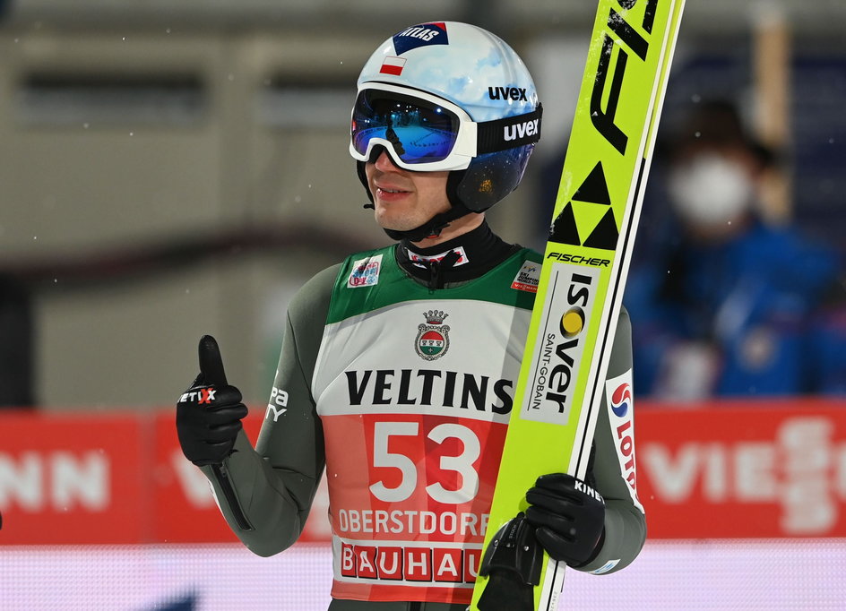 Kamil Stoch triumfował w Turnieju Czterech Skoczni w sezonach 2016/17 i 2017/18. Po zajęciu drugiego miejsca we wtorkowym konkursie w Oberstdorfie 33-latek znajduje się w gronie  faworytów bieżącej imprezy rozgrywanej w Niemczech i Austrii.