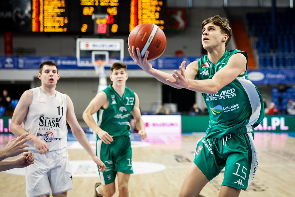 Koszykówka ma w Zielonej Górze wielkie tradycje (na zdjęciu Mikołaj Szpakowski z młodzieżowej drużyny Zastalu)